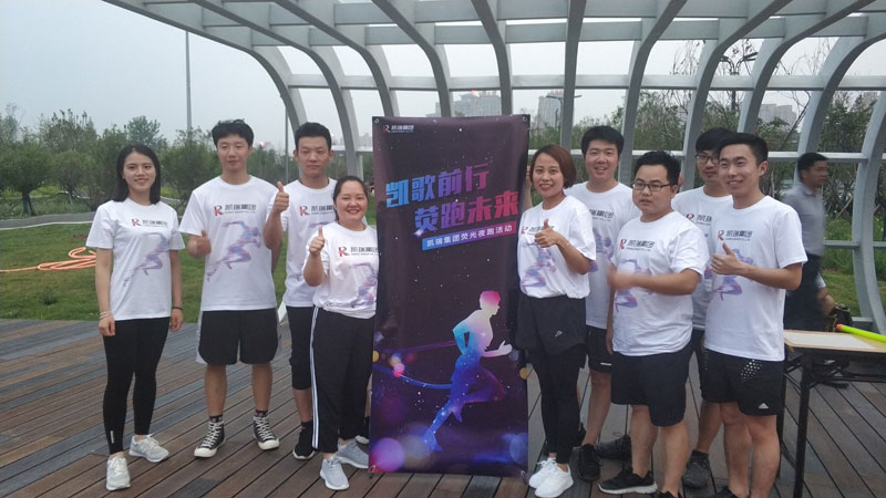 记bifa必发集团2019年夏日荧光夜跑活动